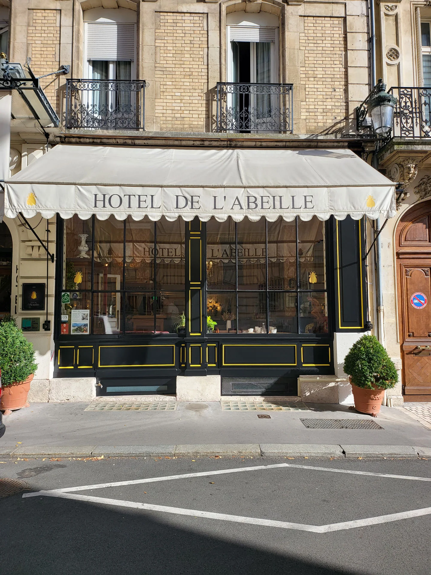 Devanture d'hôtel repeinte